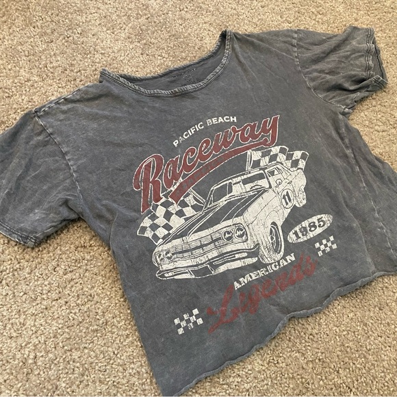 Crop top. - Picture 2 of 3